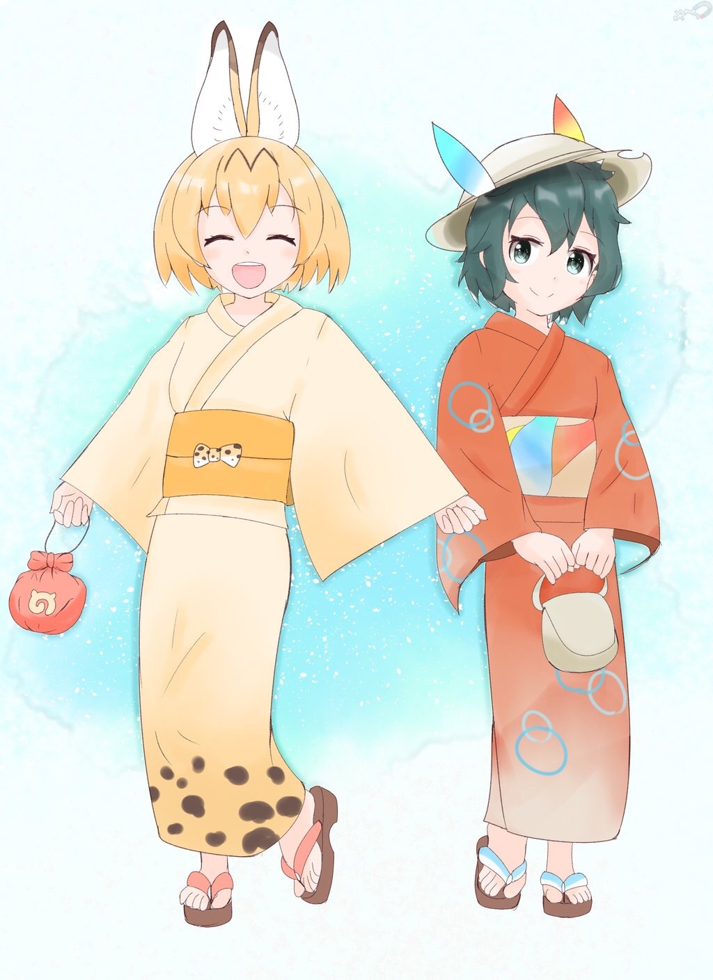 :d ^_^ alternate_costume animal_ears bag black_hair blonde_hair blue_background blush bow closed_eyes commentary_request handbag hat hat_feather highres holding holding_bag japanese_clothes japari_symbol kaban_(kemono_friends) kemono_friends kimono kinchaku long_sleeves looking_at_viewer multiple_girls obi open_mouth pouch print_bow print_kimono red_kimono sash serval_(kemono_friends) serval_ears serval_print short_hair smile uji_(966qrr) wide_sleeves yellow_kimono yukata zouri