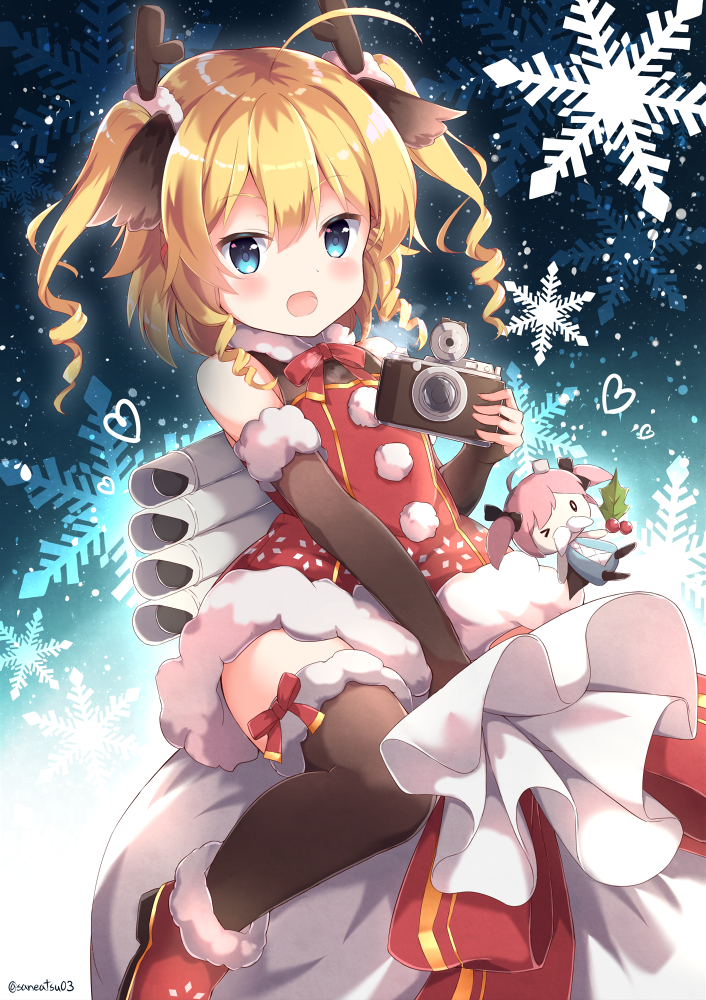 &gt;_o ahoge animal_ears antlers azur_lane bangs black_bow black_legwear blonde_hair blue_eyes blush boots bow bow_legwear camera character_doll christmas commentary_request dress drill_hair elbow_gloves eyebrows_visible_through_hair fake_facial_hair fake_mustache fur-trimmed_boots fur-trimmed_dress fur-trimmed_gloves fur-trimmed_legwear fur_collar fur_trim gloves gridley_(azur_lane) hair_bow heart holly looking_at_viewer machinery neck_ribbon niwasane_(saneatsu03) one_eye_closed pink_hair pom_pom_(clothes) red_dress red_footwear red_ribbon reindeer_antlers reindeer_ears ribbon rigging sack santa_costume saratoga_(azur_lane) sitting sitting_on_object sleeveless snowflake_background solo thighhighs twintails twitter_username two_side_up