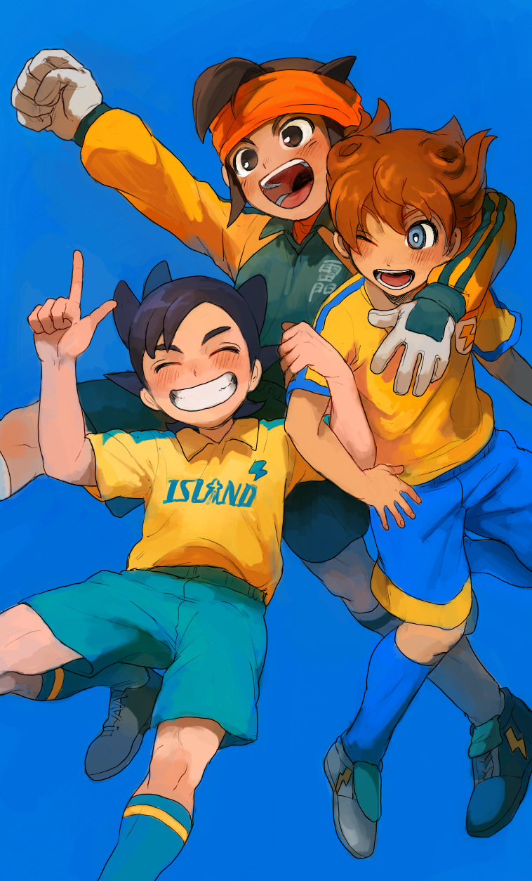 3boys blue_eyes blue_hair blush brown_eyes brown_hair endou_mamoru eyes_closed gloves grin headband highres inamori_asuto inazuma_eleven inazuma_eleven_(series) inazuma_eleven_ares_no_tenbin inazuma_eleven_go male_focus matsukaze_tenma multiple_boys one_eye_closed raimon raimon_soccer_uniform ramen11 smile soccer_uniform sportswear white_gloves