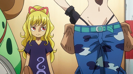 2girls amused animated animated_gif animation belt bikini black_shirt blonde_hair breasts character_request child curvy female gloves long_hair looking_back multiple_girls nami_(one_piece) navel one_piece ponytail red_eyes ribbon shirt staring stomach swimsuit thong twintails unamused