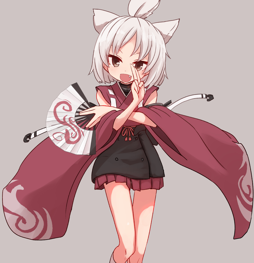 :d animal_ears azur_lane bangs brown_eyes commentary_request detached_sleeves fan fang folding_fan grey_background hand_up holding holding_fan japanese_clothes long_sleeves looking_at_viewer open_mouth pleated_skirt short_hair shouhou_(azur_lane) silver_hair simple_background skirt smile socks solo standing sumiyao_(amam) thigh_gap topknot white_legwear wide_sleeves