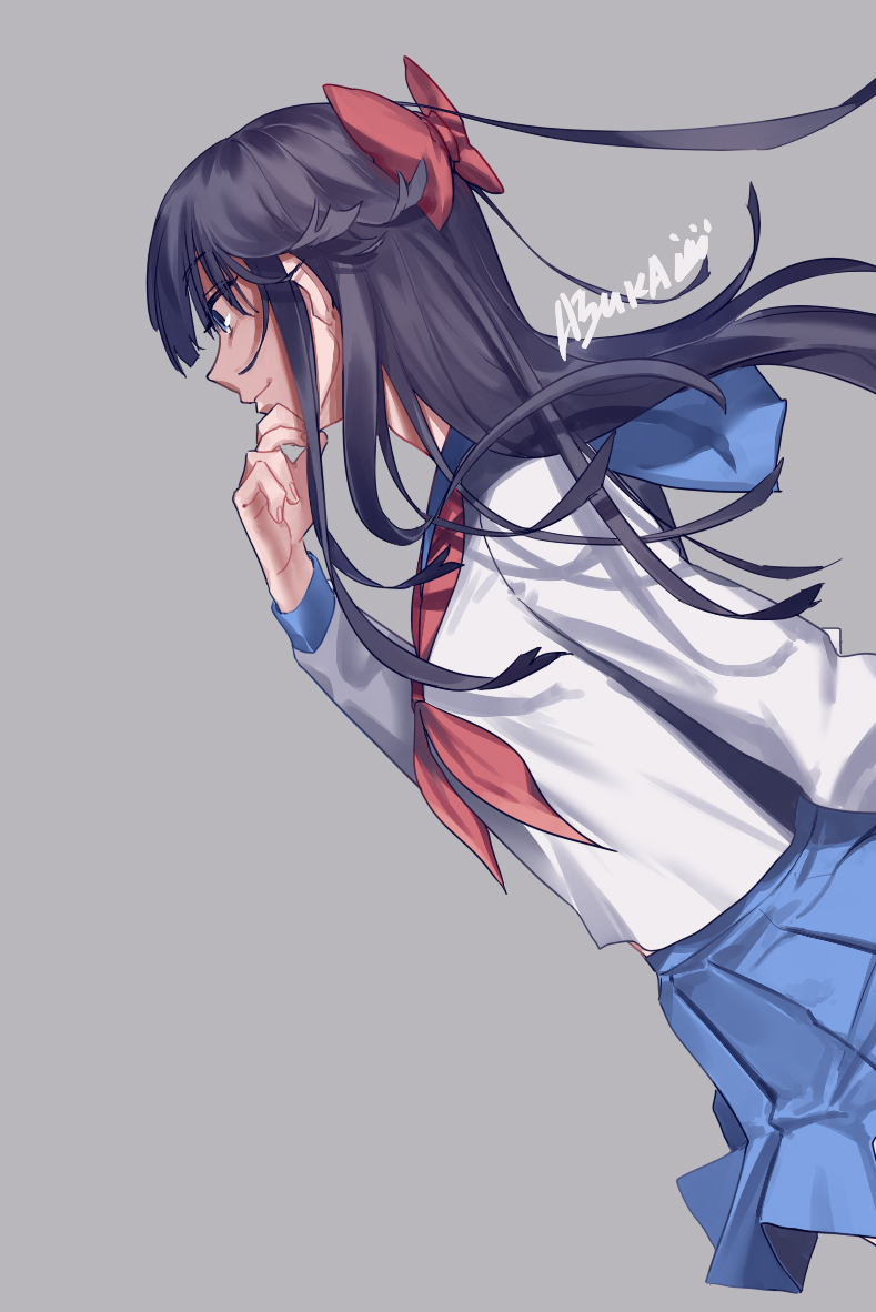 bangs black_hair blue_eyes blue_sailor_collar blue_skirt bow chin_grab from_side grey_background hair_bow liangchanxingmingrixiang long_hair neckerchief pipimi pleated_skirt poptepipic red_neckwear sailor_collar school_uniform serafuku skirt smile solo wind wind_lift