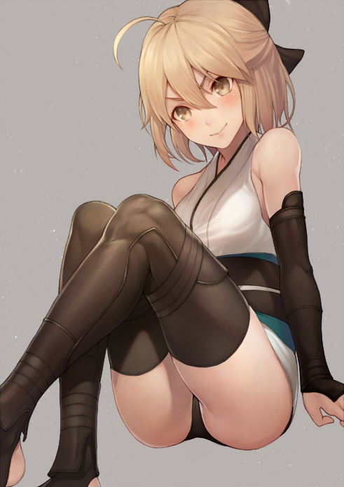 &gt;:) ahoge arm_at_side ass banned_artist bare_shoulders black_bow black_legwear black_panties blonde_hair blush bow brown_eyes closed_mouth detached_sleeves fate_(series) feet_out_of_frame grey_background hair_bow half_updo japanese_clothes kimono koha-ace kyoeiki long_sleeves looking_at_viewer okita_souji_(fate) okita_souji_(fate)_(all) panties pantyshot pantyshot_(sitting) short_hair short_kimono simple_background sitting smile stirrup_legwear thighhighs toeless_legwear underwear v-shaped_eyebrows white_kimono