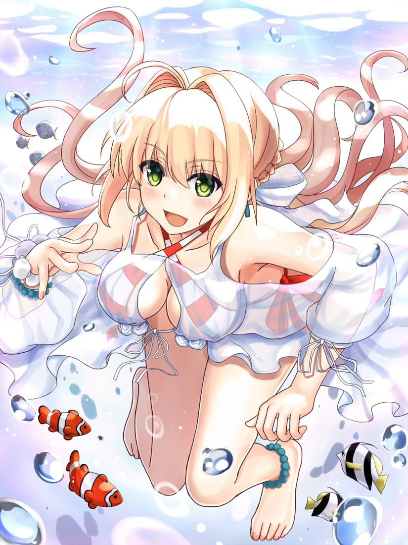 ahoge air_bubble anklet bangs bare_shoulders barefoot bikini blonde_hair blush bracelet breasts bubble cleavage clownfish criss-cross_halter earrings eyebrows_visible_through_hair fate/grand_order fate_(series) full_body green_eyes halterneck jewelry knees_together_feet_apart large_breasts light_rays long_hair long_sleeves nero_claudius_(fate)_(all) nero_claudius_(swimsuit_caster)_(fate) see-through side-tie_bikini solo striped striped_bikini submerged sunbeam sunlight swimsuit underwater xyomouse