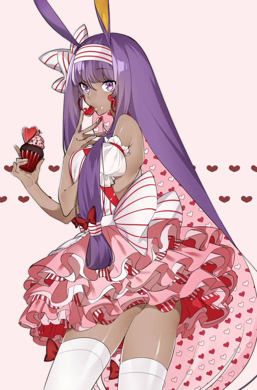 animal_ears ass bangs bow commentary cupcake dark_skin dress eyebrows_visible_through_hair fate/grand_order fate_(series) feet_out_of_frame food food_on_face frilled_dress frills hair_between_eyes hair_bow highres long_hair nitocris_(fate/grand_order) purple_eyes purple_hair simple_background sino42 skirt solo thighhighs thighs very_long_hair white_legwear zettai_ryouiki