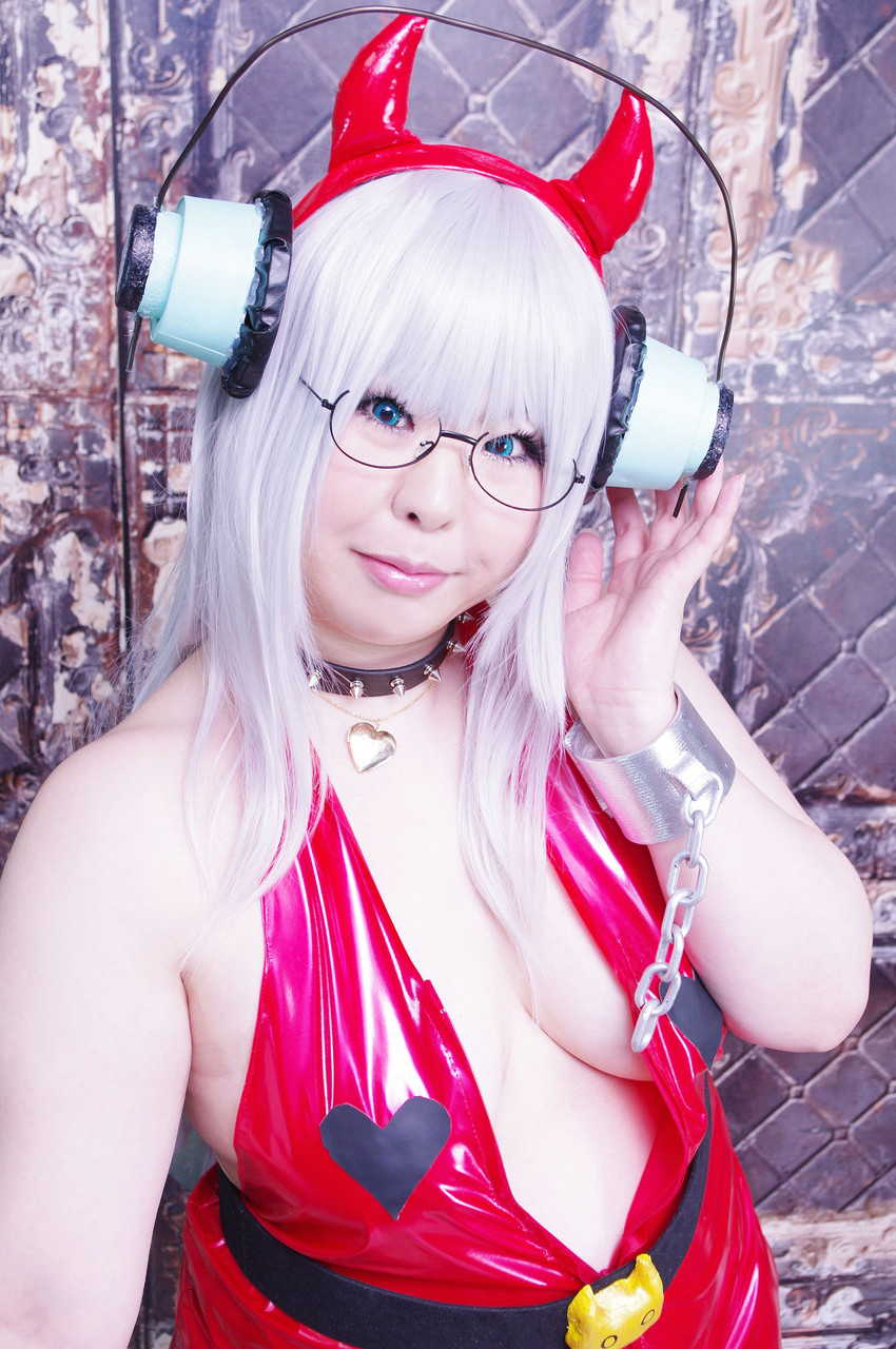 1girl asian bat_wings blue_eyes breasts chains cleavage cosplay cuffs curvy fake_horns fat fork glasses halloween_costume headphones heart keito_(cosplayer) long_hair looking_at_viewer low_wings pendant photo plump shackles silver_hair solo super_taruco super_taruco_(cosplay) wings wrist_cuffs
