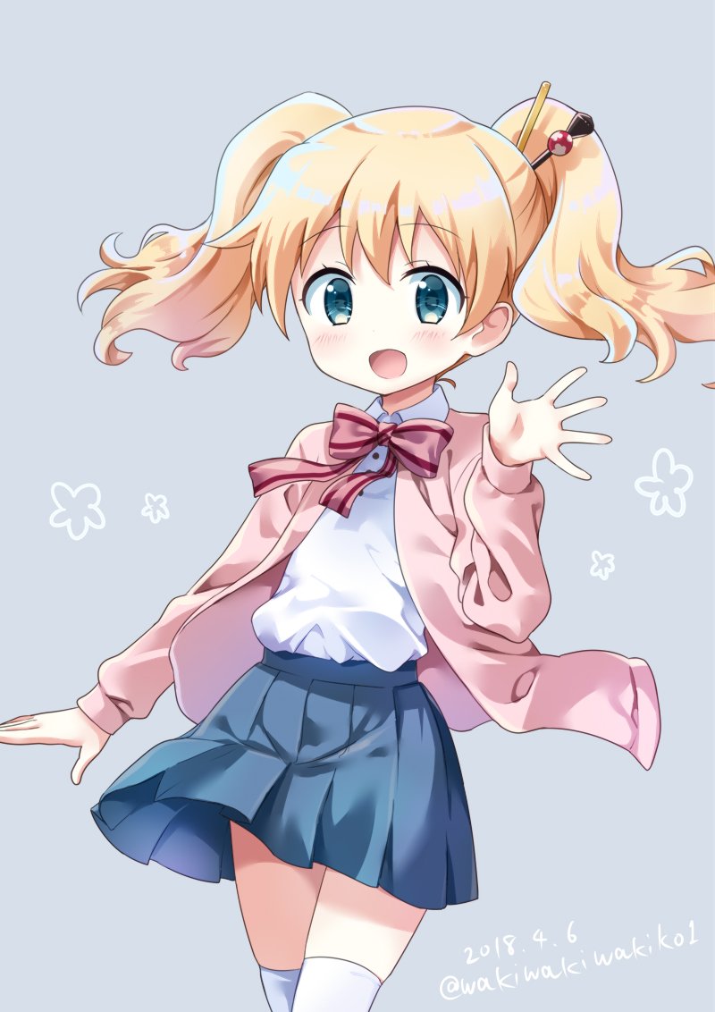 :d alice_cartelet bangs blonde_hair blue_eyes blue_skirt blush bow collared_shirt commentary_request dated eyebrows_visible_through_hair grey_background hair_between_eyes hand_up jacket kin-iro_mosaic long_hair long_sleeves looking_at_viewer neki_(wakiko) open_clothes open_jacket open_mouth pink_bow pink_jacket pleated_skirt school_uniform shirt simple_background skirt smile solo striped striped_bow thighhighs twintails twitter_username white_legwear white_shirt