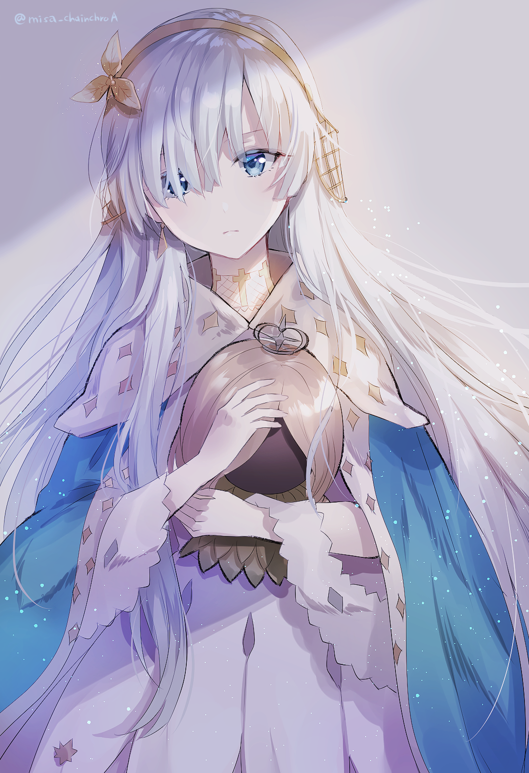 anastasia_(fate/grand_order) bangs blue_cloak blue_eyes brown_hairband cloak closed_mouth commentary_request crown dress fate/grand_order fate_(series) hair_ornament hair_over_one_eye hairband head_tilt highres holding leaf_hair_ornament light_brown_hair long_hair looking_at_viewer mini_crown myusha royal_robe silver_hair solo twitter_username very_long_hair white_dress