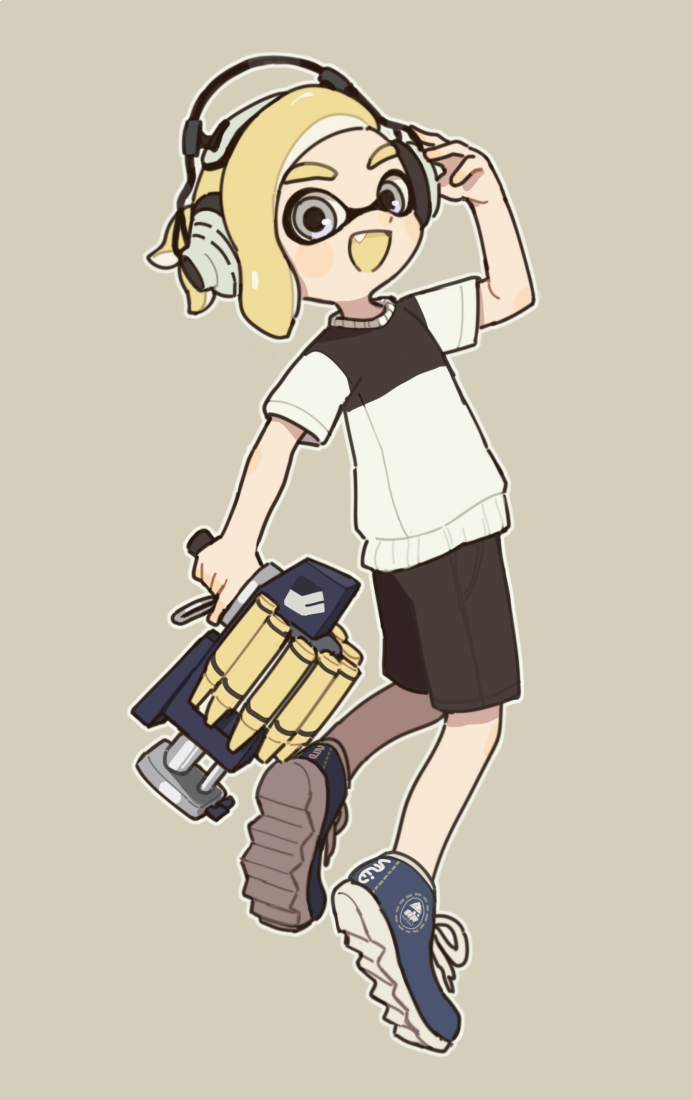 :d black_shorts blonde_hair blue_eyes blue_footwear brown_background clash_blaster_(splatoon) cross-laced_footwear domino_mask fang from_side full_body gomi_(kaiwaresan44) hand_on_headphones headphones holding holding_weapon inkling logo looking_at_viewer looking_back male_focus mask open_mouth pointy_ears shirt shoes short_hair shorts simple_background smile sneakers solo splatoon_(series) splatoon_2 standing t-shirt weapon white_shirt yellow_tongue