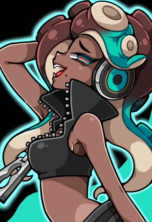 :d aqua_eyes aqua_hair arm_up bare_shoulders black_hair black_shirt blue_outline breasts brown_hair crop_top dark_skin from_side gradient_hair headphones horizontal_pupils iida_(splatoon) long_hair medium_breasts mole mole_under_mouth multicolored_hair open_mouth outline red_pupils sgawarananto shirt sleeveless sleeveless_shirt smile solo splatoon_(series) splatoon_2 teeth tentacle_hair unzipped zipper