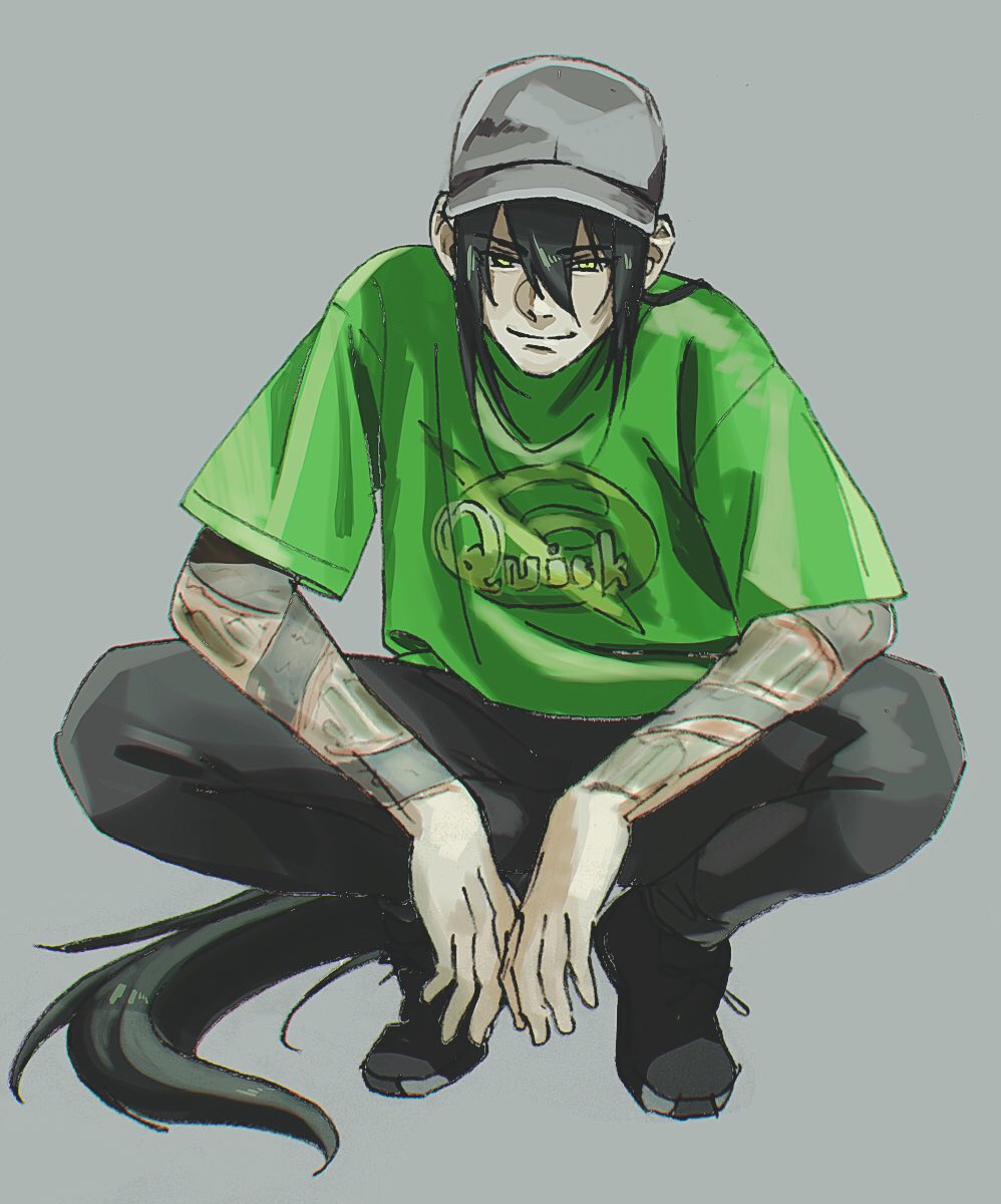 alternate_costume baseball_cap black_footwear black_hair black_pants closed_mouth clothes_writing elbows_on_knees fate/grand_order fate_(series) green_eyes green_shirt grey_background grey_hat hat highres long_hair looking_at_viewer male_focus mi_(pic52pic) pants ponytail shirt shoes simple_background smile solo squatting tattoo very_long_hair yan_qing_(fate/grand_order)