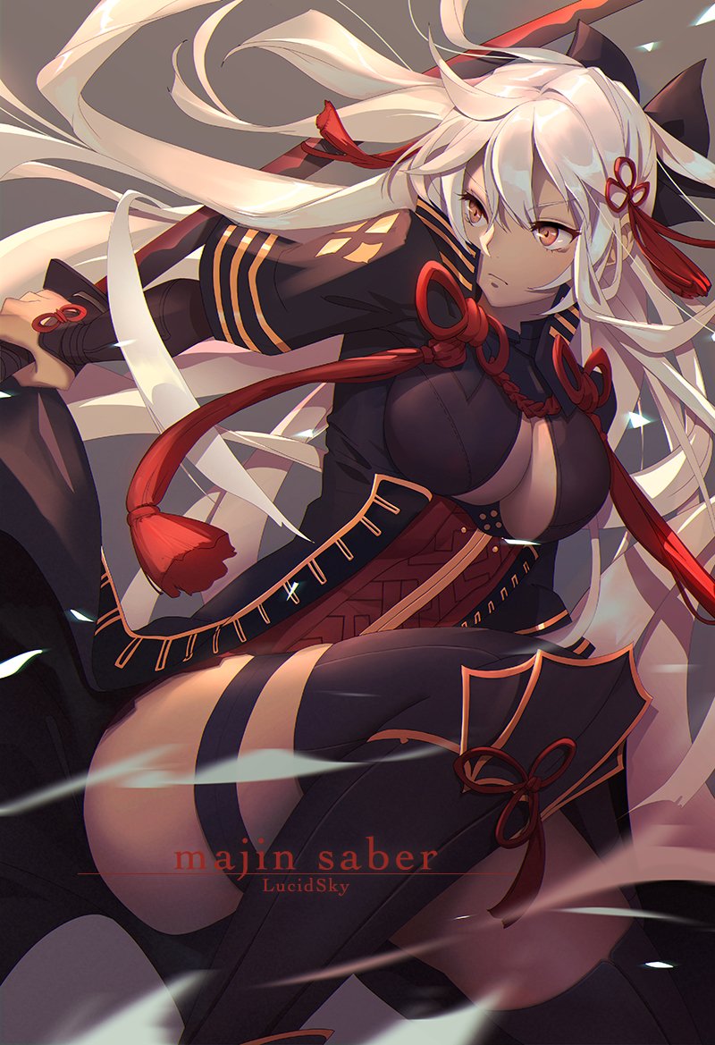 artist_name bangs black_bow blonde_hair bow breasts character_name cleavage cleavage_cutout commentary dark_skin eyebrows_visible_through_hair fate/grand_order fate_(series) grey_background hair_between_eyes hair_ornament high_collar holding holding_sword holding_weapon large_breasts leg_armor long_hair okita_souji_(alter)_(fate) okita_souji_(fate)_(all) reverse_grip simple_background solo sword tassel thigh_strap thighhighs weapon white_hair yellow_eyes yume_ou