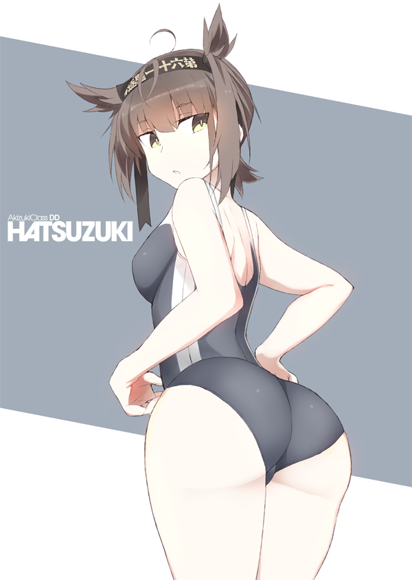 ass black_swimsuit brown_hair clothes_writing competition_swimsuit cowboy_shot from_behind grey_background hachimaki hair_flaps hatsuzuki_(kantai_collection) headband kantai_collection looking_at_viewer looking_back one-piece_swimsuit short_hair solo souji swimsuit two-tone_background white_background yellow_eyes