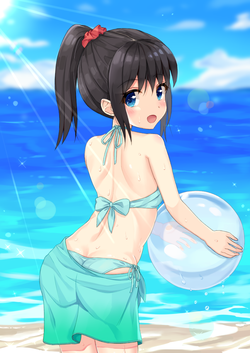 :d ass ball bangs bare_arms bare_shoulders beachball bikini black_hair blue_eyes blue_sky blurry blurry_background blush cloud commentary day depth_of_field eyebrows_visible_through_hair green_bikini hair_between_eyes halter_top halterneck high_ponytail highres holding holding_ball horizon leaning_forward long_hair looking_at_viewer looking_back ocean open_mouth original outdoors ponytail sand sarong side-tie_bikini sidelocks sky smile solo sutei_(xfzdarkt) swimsuit transparent water water_drop wet