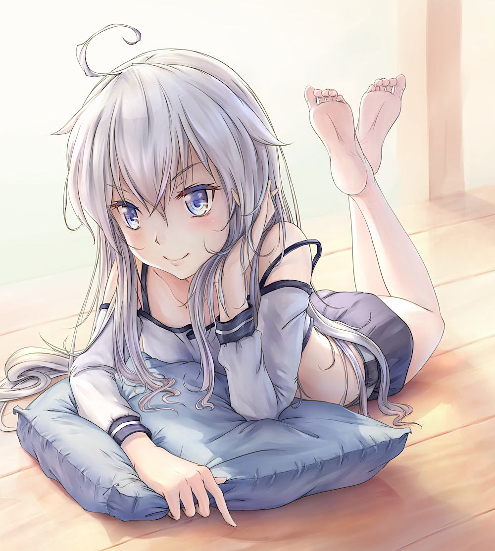 ahoge barefoot belt black_shorts blue_eyes chin_rest chinese_commentary commentary_request crop_top diaoling feet legs_up long_hair lying midriff on_floor on_stomach pillow shirt short_shorts shorts silver_hair smile soles solo strap_slip toes white_shirt zero_(zero_kara_hajimeru_mahou_no_sho) zero_kara_hajimeru_mahou_no_sho