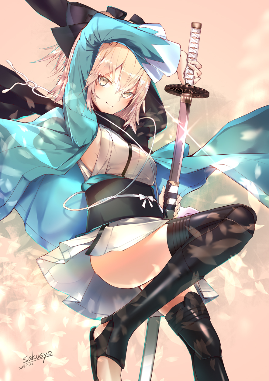 &gt;:) arm_up artist_name ass black_bow black_footwear black_legwear black_sash black_scarf blonde_hair boots bow breasts cable commentary dated fate/grand_order fate_(series) feet_out_of_frame hair_between_eyes hair_bow haori highres holding holding_sword holding_weapon japanese_clothes katana kimono knee_up long_sleeves looking_at_viewer medium_breasts obi okita_souji_(fate) okita_souji_(fate)_(all) open_clothes petals sakusyo sash scabbard scarf sheath short_hair short_kimono signature sleeveless sleeveless_kimono smile solo sparkle sword thigh_boots thighhighs thighs toeless_legwear unsheathing v-shaped_eyebrows weapon white_kimono yellow_eyes