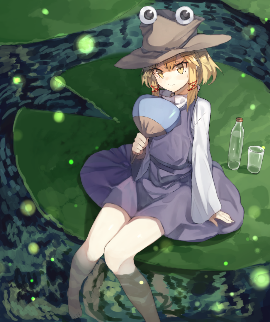 arm_support barefoot blonde_hair bottle brown_hat commentary_request cup drinking_glass eyebrows_visible_through_hair fan feet_out_of_frame hair_ribbon hat holding holding_fan kasuka_(kusuki) light_particles lily_pad long_sleeves looking_at_viewer moriya_suwako paper_fan purple_skirt purple_vest red_ribbon ribbon shirt short_hair sidelocks sitting skirt smile soaking_feet solo thighs touhou uchiwa vest water white_shirt wide_sleeves yellow_eyes