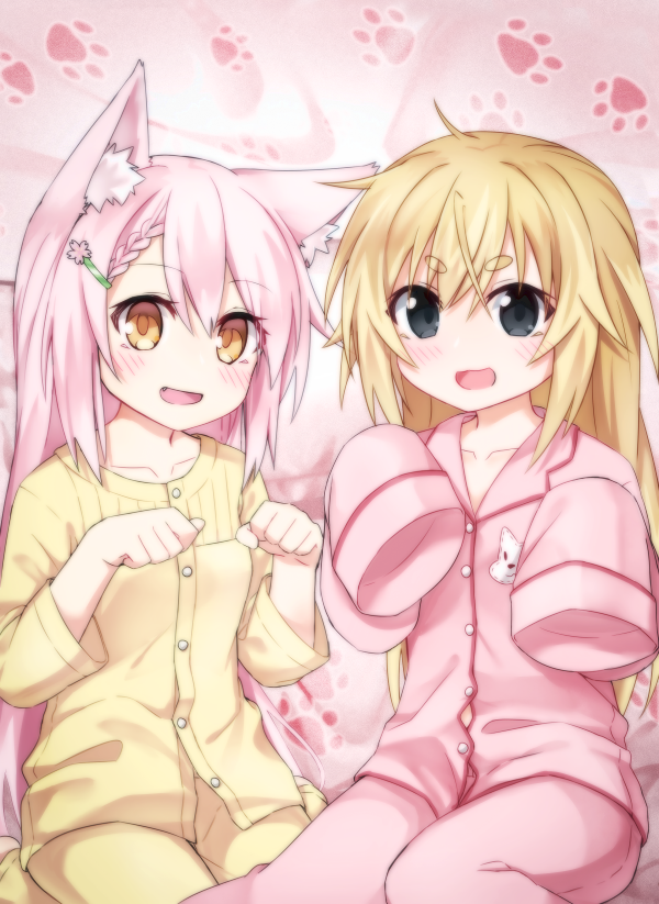 animal_ears ara_(shbm) black_eyes blonde_hair blush cat_ears child chinese_commentary collarbone commentary_request eyebrows_visible_through_hair hair_ornament hairpin looking_at_viewer multiple_girls open_mouth pajamas pink_hair shimakaze_(zhan_jian_shao_nyu) sleeves_past_fingers sleeves_past_wrists yellow_eyes yuudachi_(zhan_jian_shao_nyu) zhan_jian_shao_nyu