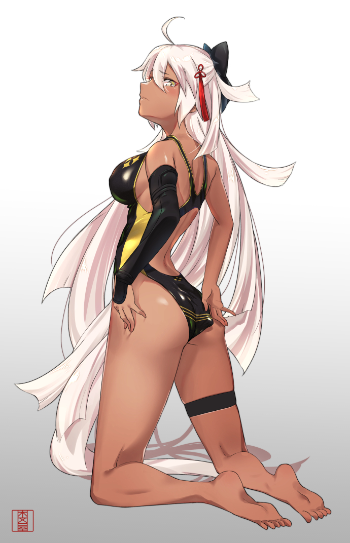 adjusting_clothes adjusting_swimsuit ahoge artist_logo ass barefoot black_swimsuit commentary_request competition_swimsuit dark_skin fate/grand_order fate_(series) from_behind full_body gold_trim gradient gradient_background kneeling logo long_hair looking_at_viewer looking_back murio okita_souji_(alter)_(fate) okita_souji_(fate)_(all) one-piece_swimsuit silver_hair single_arm_warmer skin_tight soles solo swimsuit tassel thigh_strap very_long_hair white_background white_hair yellow_eyes