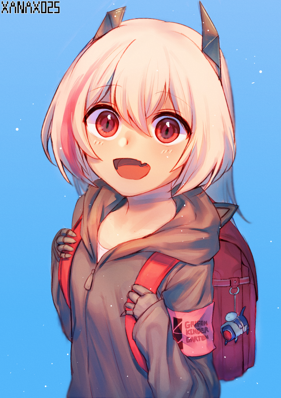 animal_ears bag bangs blue_background cat_ears child commentary_request fang girls_frontline happy headgear highres hood hoodie long_hair looking_at_viewer m4_sopmod_ii_(girls_frontline) mechanical_arm multicolored_hair open_mouth red_eyes school_bag shirt simple_background smile sopmod t-shirt upper_body white_shirt xanax025 younger