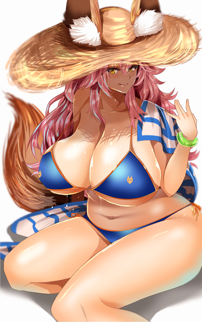 animal_ear_fluff animal_ears bikini blue_bikini bracelet breasts cleavage commentary_request fate/grand_order fate_(series) fox_ears fox_tail hat huge_breasts jewelry long_hair navel pink_hair plump side-tie_bikini smile solo straw_hat swimsuit tail tamamo_(fate)_(all) tamamo_no_mae_(fate) tamamo_no_mae_(swimsuit_lancer)_(fate) thighs towel wet white_background yamada_naoko_(hideko1227) yellow_eyes