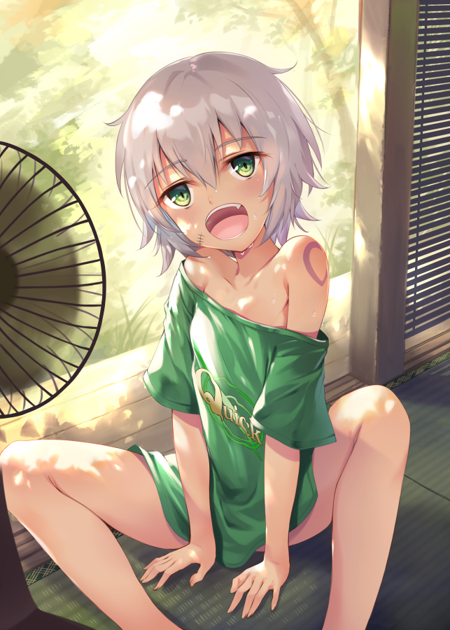 :d clothes_writing commentary day electric_fan eyebrows_visible_through_hair facial_scar fang fate/grand_order fate_(series) green_eyes green_shirt hair_between_eyes hot jack_the_ripper_(fate/apocrypha) looking_at_viewer off_shoulder open_mouth ouka_(ra-raradan) oversized_clothes oversized_object quick_shirt scar shirt short_hair sitting smile solo spread_legs sweat white_hair