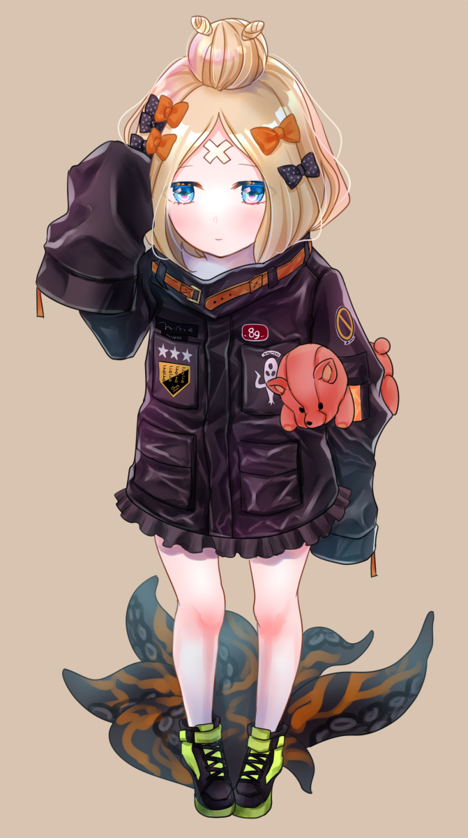 abigail_williams_(fate/grand_order) arm_up bangs black_bow black_jacket blonde_hair blue_eyes blush bow brown_background closed_mouth commentary_request fate/grand_order fate_(series) green_footwear hair_bow hair_bun heroic_spirit_traveling_outfit highres jacket key light_smile long_hair long_sleeves object_hug orange_bow parted_bangs pigeon-toed polka_dot polka_dot_bow shoes sleeves_past_fingers sleeves_past_wrists solo standing star stuffed_animal stuffed_toy suction_cups teddy_bear tentacles uruporo