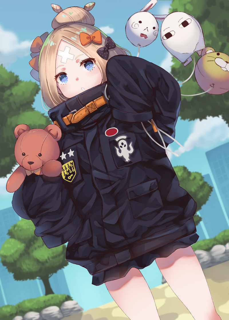 abigail_williams_(fate/grand_order) balloon bangs black_bow black_jacket blonde_hair blue_eyes blue_sky blush bow cloud commentary_request crossed_bandaids day dutch_angle fate/grand_order fate_(series) fou_(fate/grand_order) hair_bow hair_bun hand_up heroic_spirit_traveling_outfit holding holding_balloon jacket key long_hair long_sleeves looking_at_viewer medjed object_hug orange_bow outdoors parted_bangs parted_lips polka_dot polka_dot_bow sky sleeves_past_fingers sleeves_past_wrists solo standing star stuffed_animal stuffed_toy teddy_bear tree yuzu-aki