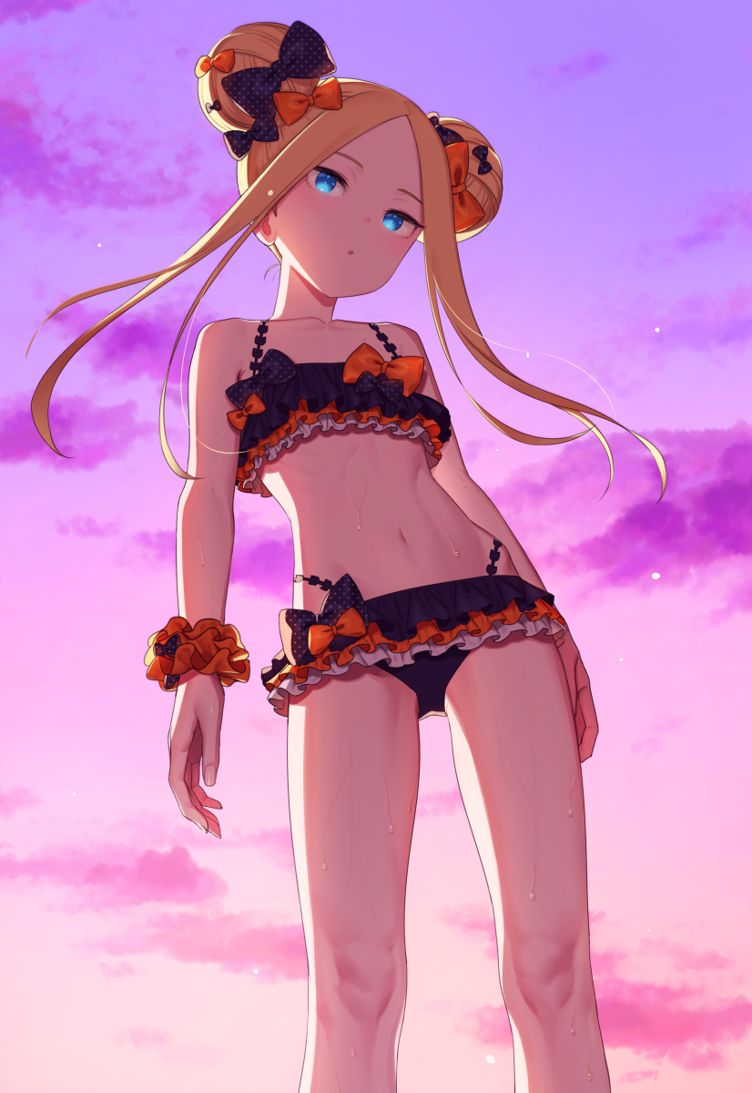 :o abigail_williams_(fate/grand_order) bangs bare_shoulders bikini black_bikini black_bow blue_eyes bow cloud commentary_request double_bun emerald_float fate/grand_order fate_(series) flat_chest forehead frilled_bikini frills hair_bow head_tilt highres looking_at_viewer mimizubare navel orange_bow orange_scrunchie outdoors parted_bangs parted_lips polka_dot polka_dot_bow scrunchie side_bun sky solo standing sunset swimsuit wet wrist_scrunchie