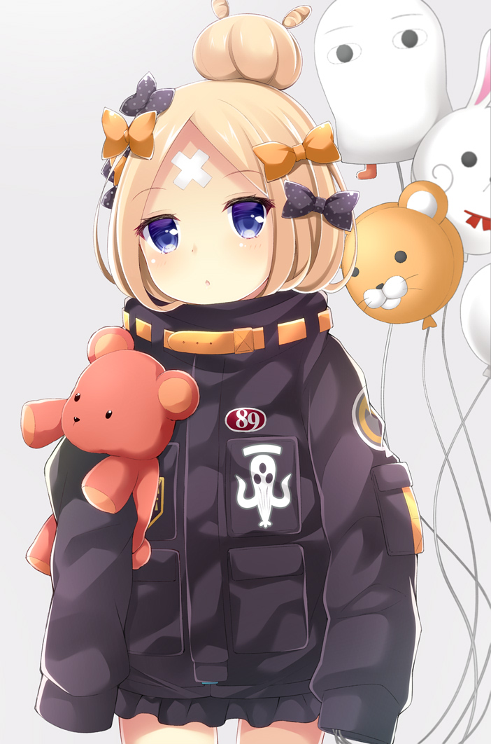 abigail_williams_(fate/grand_order) balloon bangs black_bow black_jacket blonde_hair blue_eyes blush bow commentary_request crossed_bandaids eyebrows_visible_through_hair fate/grand_order fate_(series) fou_(fate/grand_order) grey_background hair_bow hair_bun heroic_spirit_traveling_outfit jacket long_hair long_sleeves looking_at_viewer maccha medjed object_hug orange_bow parted_bangs parted_lips polka_dot polka_dot_bow sleeves_past_fingers sleeves_past_wrists solo stuffed_animal stuffed_toy teddy_bear