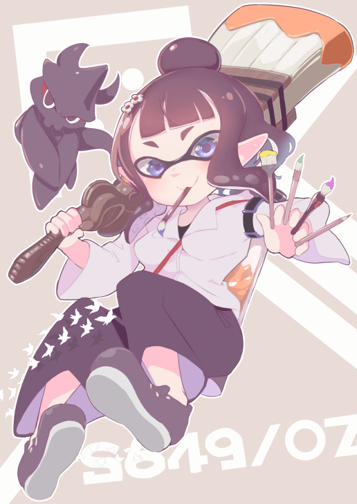bag bangs between_breasts between_fingers black_footwear black_pants breasts brown_hair closed_mouth cosplay domino_mask fate/grand_order fate_(series) full_body grey_jacket hair_ornament holding holding_paintbrush inkling jacket katsushika_hokusai_(fate/grand_order) katsushika_hokusai_(fate/grand_order)_(cosplay) long_sleeves looking_at_viewer mask mouth_hold object_namesake octobrush_(splatoon) octopus oversized_object p_answer paintbrush pants purple_eyes shoes shoulder_bag small_breasts smile splatoon_(series) splatoon_1 strap_cleavage tentacle_hair tokitarou_(fate/grand_order) v-shaped_eyebrows