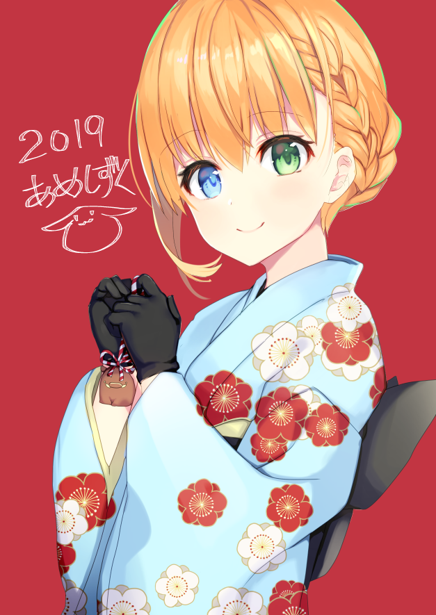 1girl 2019 ameshizuku_natsuki bangs black_gloves blonde_hair blue_eyes blue_kimono blush braid closed_mouth commentary_request eyebrows_visible_through_hair floral_print gloves green_eyes hair_between_eyes heterochromia holding japanese_clothes kimono long_sleeves looking_at_viewer looking_to_the_side original print_kimono red_background simple_background smile solo upper_body wide_sleeves