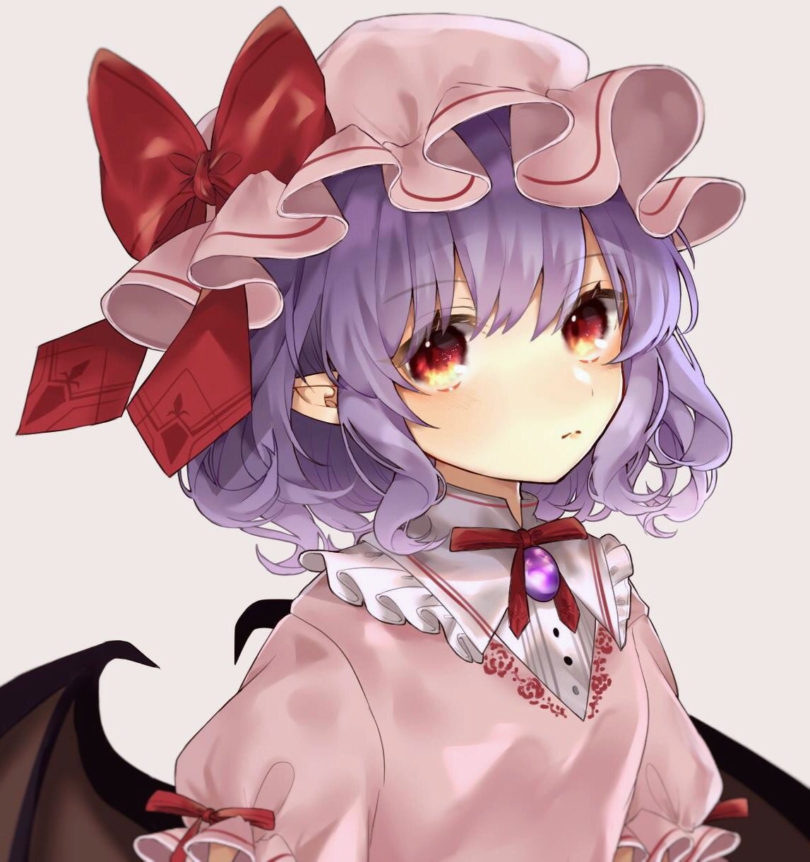 arm_ribbon bangs bat_wings blush bow breasts brooch commentary_request dress eyebrows_visible_through_hair frills grey_background hair_between_eyes hat hat_bow highres jewelry lavender_hair neck_ribbon pink_dress pink_hat pointy_ears puffy_short_sleeves puffy_sleeves red_bow red_eyes red_neckwear red_ribbon remilia_scarlet ribbon short_hair short_sleeves simple_background small_breasts solo touhou upper_body wings yedan