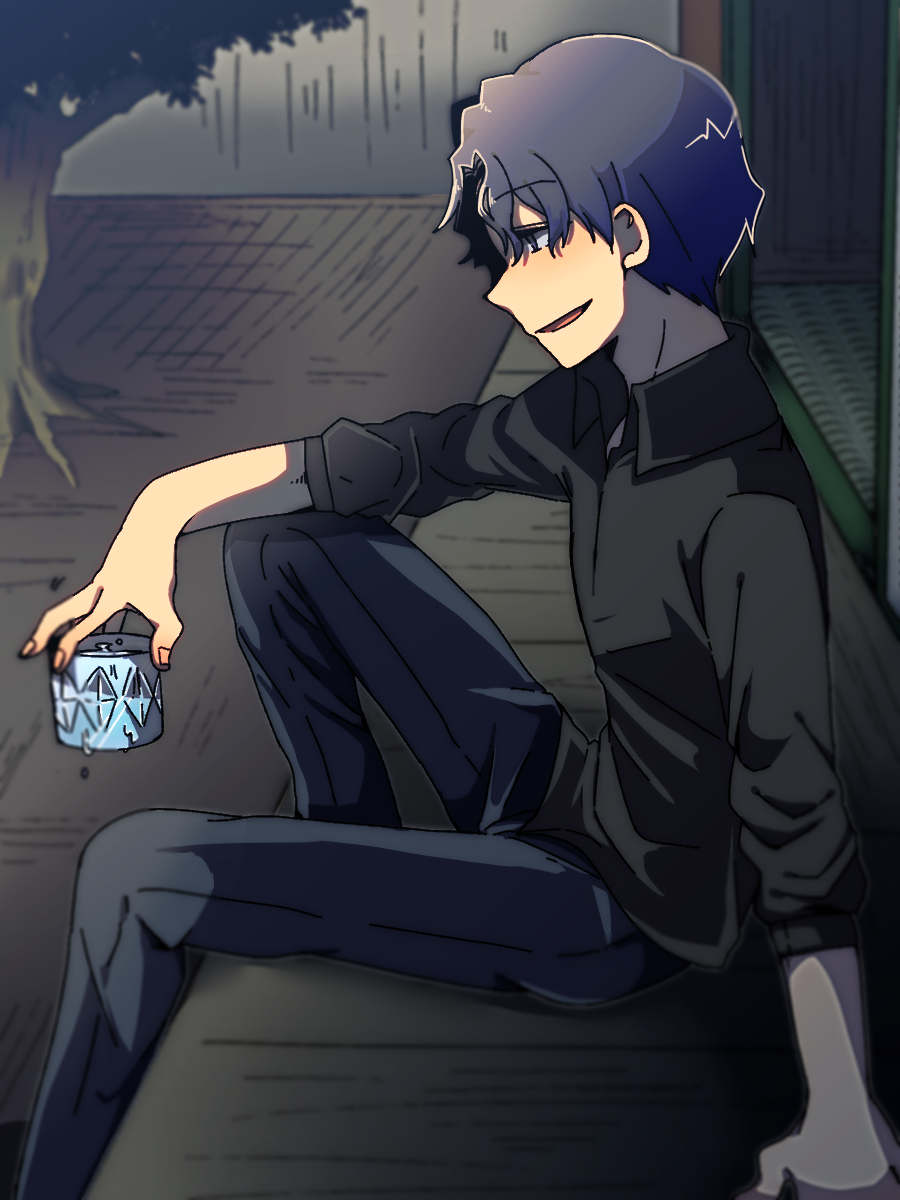 arm_on_knee blue_eyes blue_hair commentary_request fate/stay_night fate_(series) glass highres knee_up male_focus matou_shinji night night_sky outstretched_arm profile sideways_mouth sitting sky smile solo tomoti_satoshi tree wavy_hair