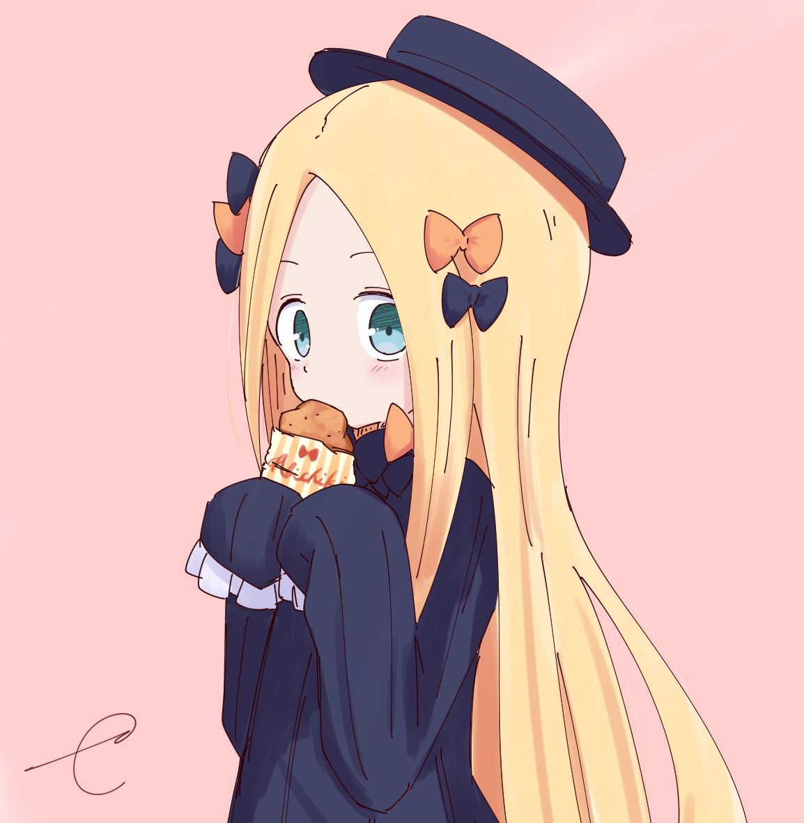 abigail_williams_(fate/grand_order) bangs black_bow black_dress black_hat blonde_hair blue_eyes blush bow commentary_request dress eating fate/grand_order fate_(series) food forehead hair_bow hat holding holding_food kujou_karasuma long_hair long_sleeves looking_at_viewer orange_bow parted_bangs pink_background simple_background sleeves_past_fingers sleeves_past_wrists solo upper_body very_long_hair