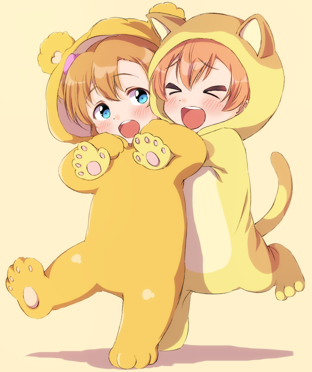 &gt;_&lt; 2girls :d animal_costume animal_ears bangs bear_costume bear_ears blue_eyes blush cat_costume cat_ears cat_tail commentary_request cosplay full_body highres hood hood_up hoshizora_rin kigurumi kousaka_honoka love_live! love_live!_school_idol_project multiple_girls one_eye_closed open_mouth orange_background orange_hair sen_(sen0910) short_hair simple_background smile tail xd