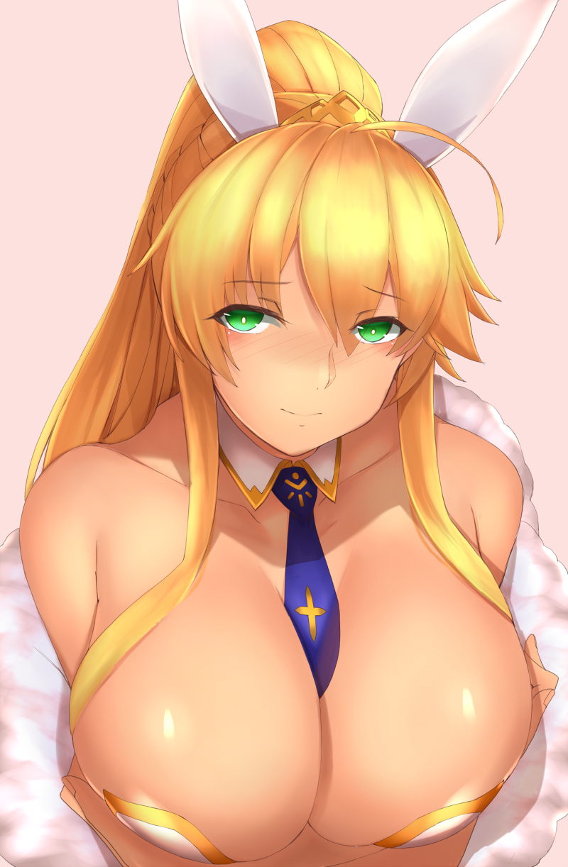 1girl ahoge artoria_pendragon_(all) artoria_pendragon_(lancer) bangs bare_shoulders blonde_hair blush breast_hold breasts bunnysuit cleavage collarbone crossed_arms crown detached_collar eyebrows_visible_through_hair eyes_visible_through_hair fate/grand_order fate_(series) green_eyes highres huge_breasts leotard long_hair looking_at_viewer necktie pink_background ponytail saisarisu shawl shiny shiny_skin sidelocks simple_background smile solo upper_body very_long_hair white_leotard