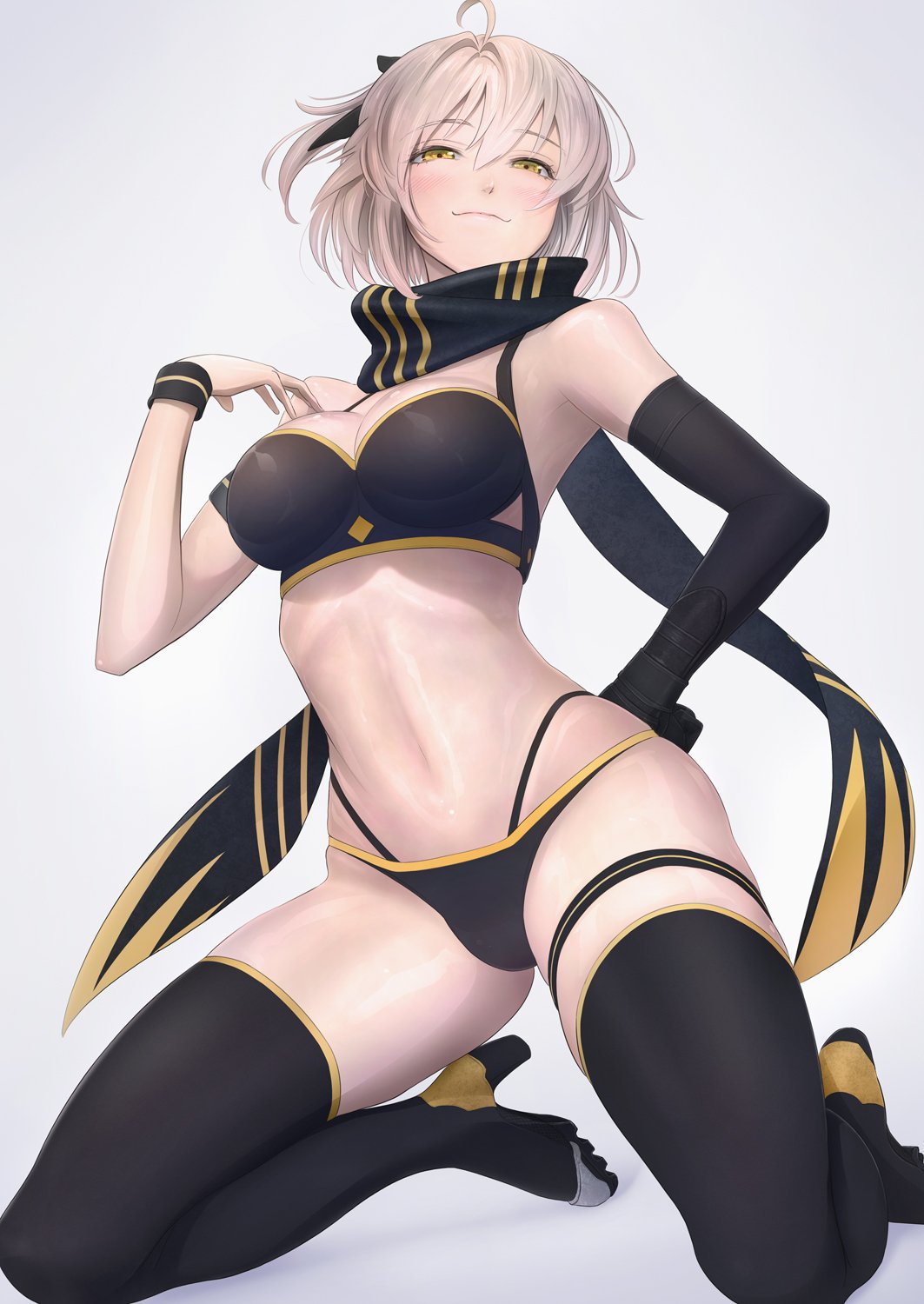 1girl :3 ahoge bikini black_bikini black_bow black_gloves black_scarf blonde_hair blush bow breasts cleavage commentary_request eyes fate/grand_order fate_(series) gloves grey_background hair_bow half-closed hand_on_hip high_heels highres imizu_(nitro_unknown) looking_at_viewer navel okita_souji_(fate) okita_souji_(fate)_(all) okita_souji_(swimsuit_assassin)_(fate) scarf short_hair simple_background single_glove smile smug solo stomach swimsuit thighhighs thighs translation_request yellow_eyes