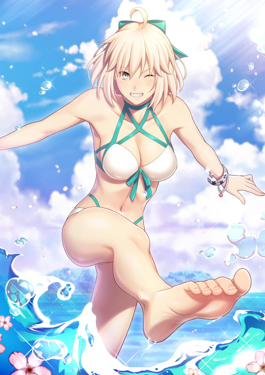 1girl ahoge barefoot bikini blue_sky bow bracelet breasts cleavage cloud collarbone day eyebrows_visible_through_hair fate/grand_order fate_(series) feet green_bow grin hair_between_eyes hair_bow highres jewelry koha-ace leg_up lens_flare looking_at_viewer medium_breasts navel okita_souji_(fate)_(all) okita_souji_(swimsuit_assassin)_(fate) one_eye_closed outdoors short_hair silver_eyes silver_hair sky smile solo standing sunlight swimsuit tawagoto_dukai_no_deshi white_bikini