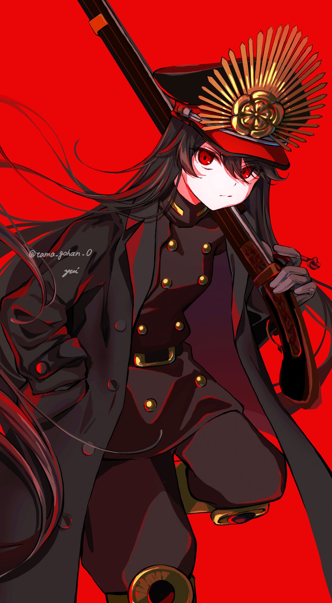 1girl artist_name black_coat black_hair buttons cape coat collared_cape family_crest fate/grand_order fate_(series) gun hat highres long_hair looking_at_viewer medallion military_hat musket oda_nobunaga_(fate) oda_uri peaked_cap red_background red_eyes red_theme solo twitter_username very_long_hair weapon yui_(tamagohan)