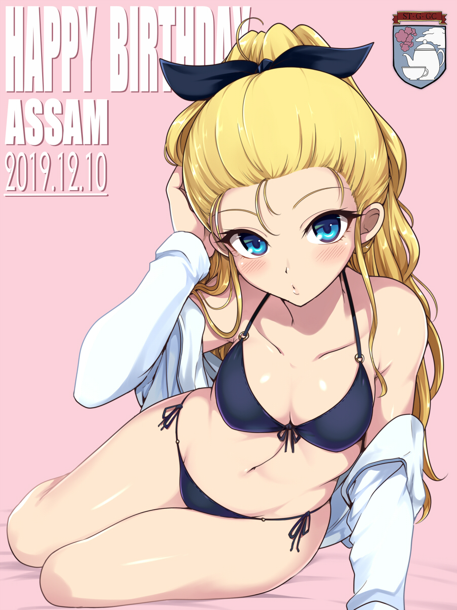 1girl assam bare_shoulders bikini birthday black_bikini blonde_hair blue_eyes blush breasts cleavage collarbone dated emblem girls_und_panzer groin hair_ornament hair_ribbon happy_birthday highres kasai_shin long_hair looking_at_viewer medium_breasts navel open_mouth pink_background ribbon shiny shiny_hair shiny_skin shirt side-tie_bikini simple_background solo st._gloriana's_(emblem) swimsuit swimwear white_shirt