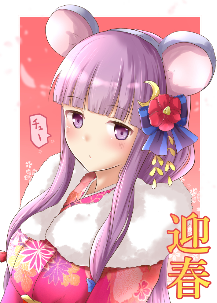 1girl alternate_costume animal_ears bangs blue_bow blunt_bangs blush border bow breasts commentary_request crescent crescent_hair_ornament eyebrows_visible_through_hair fake_animal_ears floral_print flower fur_trim grey_hairband hair_bow hair_flower hair_ornament hairband japanese_clothes kimono large_breasts long_hair looking_at_viewer mouse_ears outside_border patchouli_knowledge pink_kimono purple_eyes purple_hair ram_hachimin red_background red_bow red_flower simple_background solo speech_bubble touhou translation_request upper_body white_border