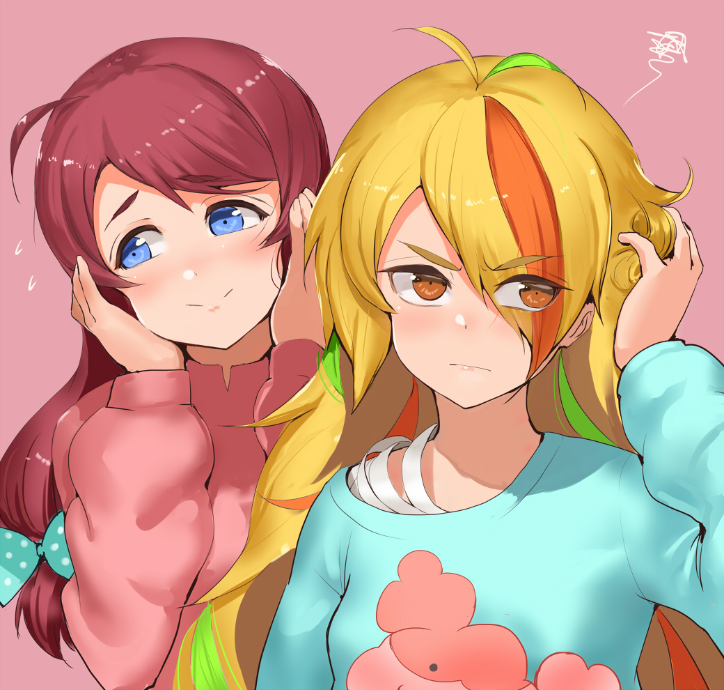 2girls antenna_hair bangs blonde_hair blue_bow blue_eyes blue_sweater blush bow closed_mouth hair_bow hands_on_own_knees highlights jyon long_hair looking_to_the_side minamoto_sakura multicolored_hair multiple_girls nikaidou_saki orange_eyes pink_background pink_sweater polka_dot polka_dot_bow print_sweater red_hair shiny shiny_hair simple_background smile sweater swept_bangs upper_body very_long_hair zombie_land_saga