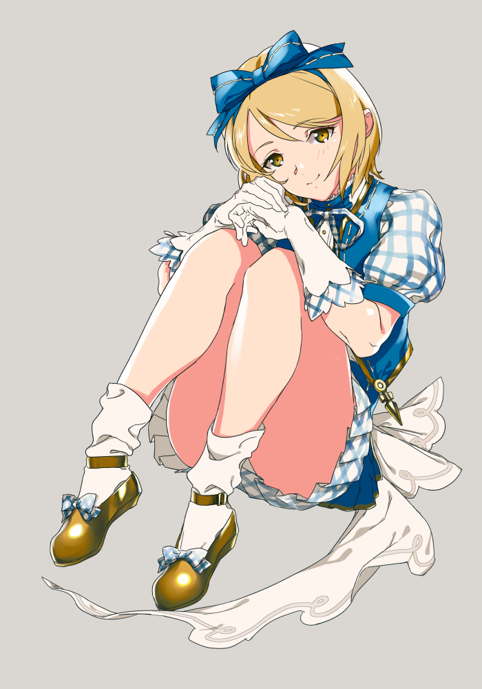 1girl bare_legs blonde_hair blue_bow blue_dress blue_vest bow brown_footwear closed_mouth djeeta_(granblue_fantasy) dress full_body gloves granblue_fantasy grey_background hair_bow head_tilt knees_up looking_at_viewer neck_ribbon plaid plaid_dress plaid_ribbon pleated_dress ribbon shoes short_hair simple_background sitting smile solo thighs vest wadati white_gloves yellow_eyes