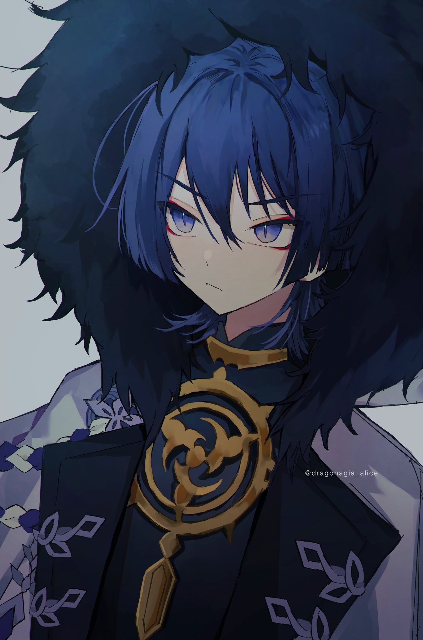 1boy blue_eyes blue_hair closed_mouth coat dragonagia643 english_commentary fur-trimmed_coat fur_trim genshin_impact grey_background hair_between_eyes highres hood hood_up hooded_coat japanese_clothes male_focus scaramouche_(genshin_impact) simple_background solo twitter_username upper_body white_coat