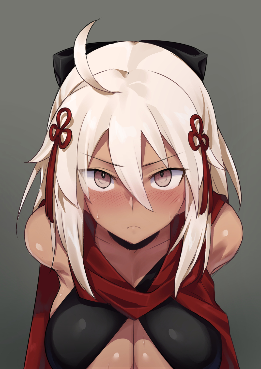 1girl ahoge bare_shoulders blush bow breasts cleavage collarbone dark_skin eyebrows_visible_through_hair eyes_visible_through_hair fate/grand_order fate_(series) grey_background grey_hair hair_between_eyes hair_bow highres large_breasts looking_at_viewer medium_hair okita_souji_(alter)_(fate) okita_souji_(fate)_(all) simple_background solo sweat try upper_body