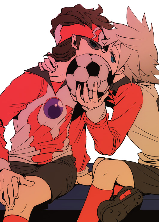 2boys ball child headband heat_(inazuma_eleven) inazuma_eleven inazuma_eleven_(series) kiss multiple_boys neppa_(inazuma_eleven) sitting soccer_ball yaoi yupopo_(hidame)