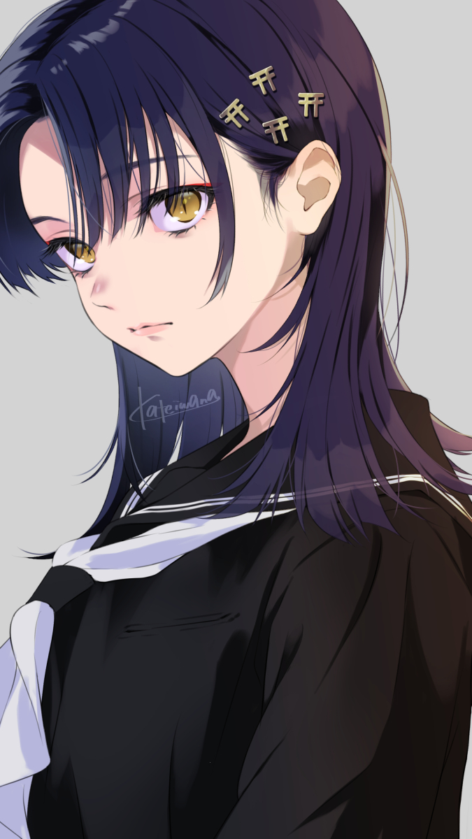 1girl black_hair black_serafuku black_shirt blue_hair eyelashes forehead from_side grey_background highres kate_iwana looking_at_viewer medium_hair neckerchief original parted_hair raised_eyebrows sailor_collar sailor_shirt school_uniform serafuku shirt signature solo torii_hair_ornament upper_body white_neckwear yellow_eyes