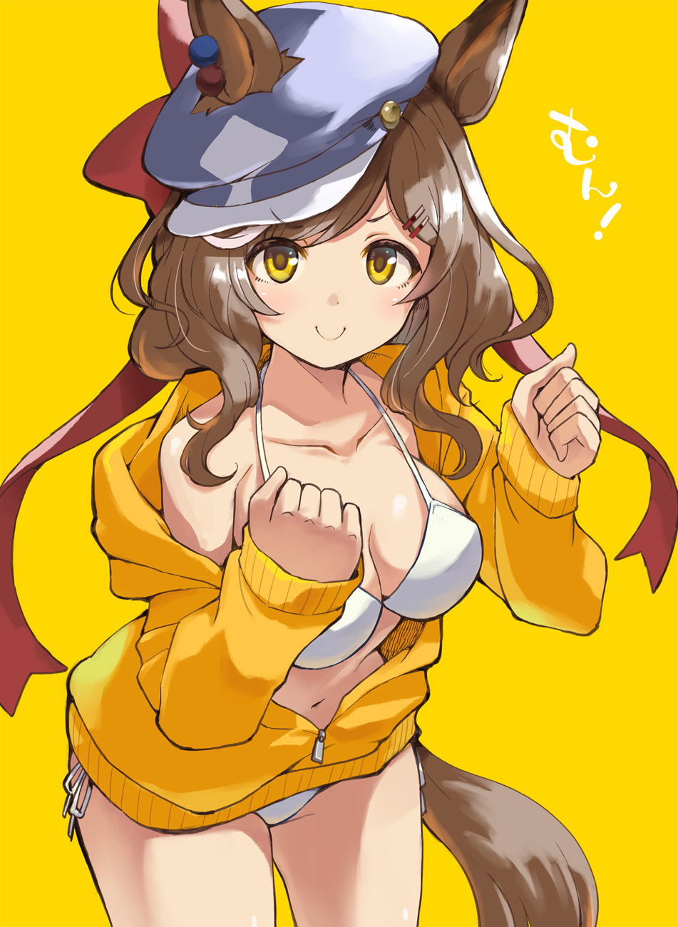1girl animal_ears bikini blue_hat breasts brown_hair cleavage clenched_hands closed_mouth collarbone cowboy_shot ears_through_headwear groin hair_ornament hairclip hat highres horse_ears horse_girl horse_tail jacket long_sleeves looking_at_viewer matikane_tannhauser_(umamusume) medium_hair multicolored_hair navel off_shoulder satomura_kyou simple_background small_breasts smile solo standing streaked_hair string_bikini swimsuit tail umamusume v-shaped_eyebrows white_bikini yellow_background yellow_eyes yellow_jacket