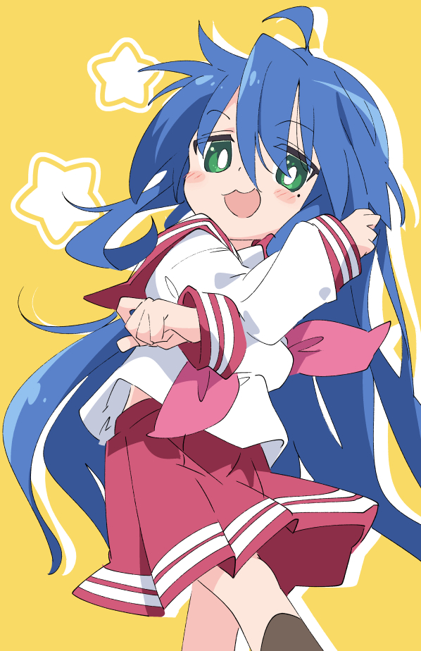 1girl :3 ahoge bangs blue_hair blush_stickers bright_pupils brown_legwear commentary crossed_arms dutch_angle eyebrows_visible_through_hair feet_out_of_frame green_eyes hair_between_eyes ixy izumi_konata jitome long_hair looking_at_viewer lucky_star midriff_peek mole mole_under_eye open_mouth pleated_skirt red_skirt ryouou_school_uniform school_uniform serafuku skirt smile solo star_(symbol) very_long_hair white_pupils yellow_background
